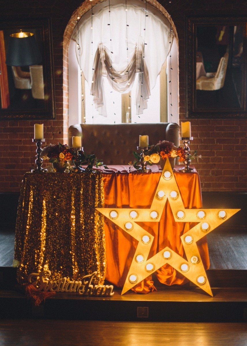 свадебный стол, звезда, гирлянды, свечи
