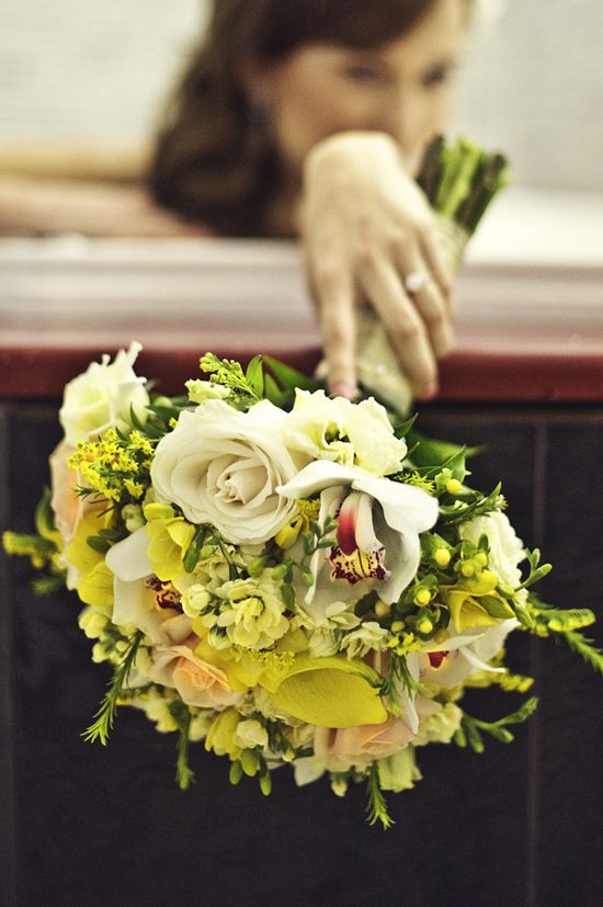 Структурный букет невесты из разных цветов