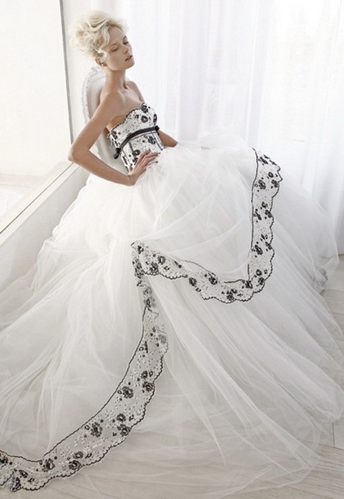 Свадебное платье невесты с черным кружевом
