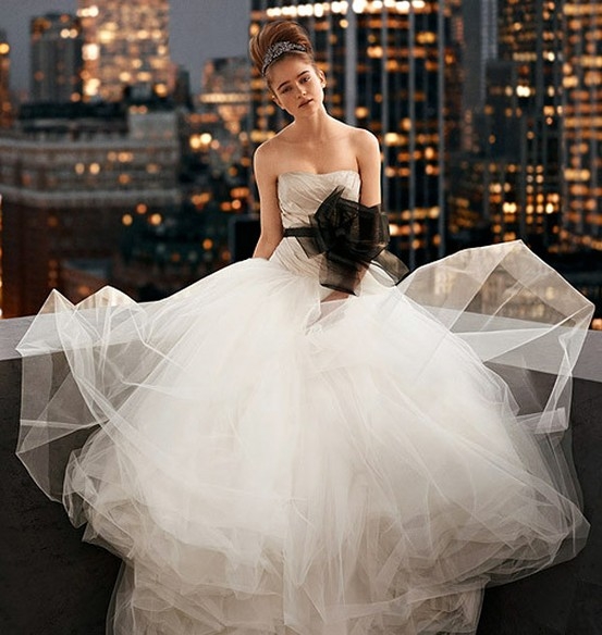 Платье невесты с пышной юбкой и бантом на талии